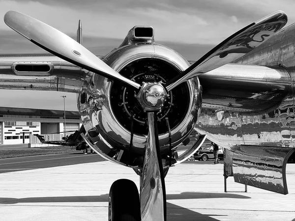 ゼルトゥグ オーストリア 9月3 2022 第二次世界大戦の戦闘機をLightningロッキードP 38のエンジンで詳細をAirpower 22という名前のスタイリアの公共航空ショー — ストック写真