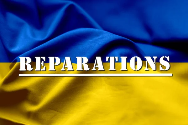Украинский флаг на заднем плане. Возмещение ущерба. Аннексия. Агрессия. Война. Конфликт. Битва — стоковое фото