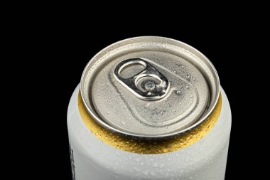 Siyah arkaplanda bira görüntüsü izole edildi.