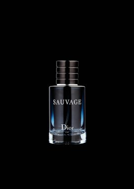Londra, İngiltere - 23 Mart 2022: Sauvage Dior erkek parfümünün stüdyo ürünü imajı, şirket ilk olarak Aralık 1946 'da kuruldu..