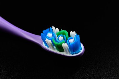 Mor diş fırçası siyah arkaplanda izole edildi