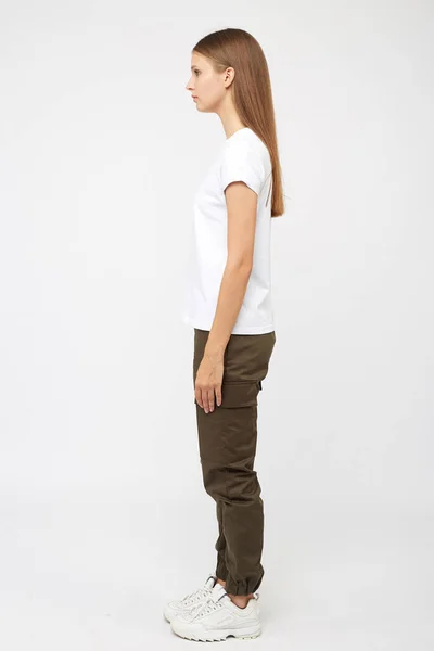 Flicka Beige Lastbyxor Och Vit Shirt — Stockfoto