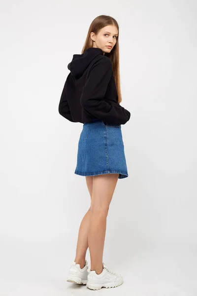 デニムスカートの女の子と黒のジャケット — ストック写真