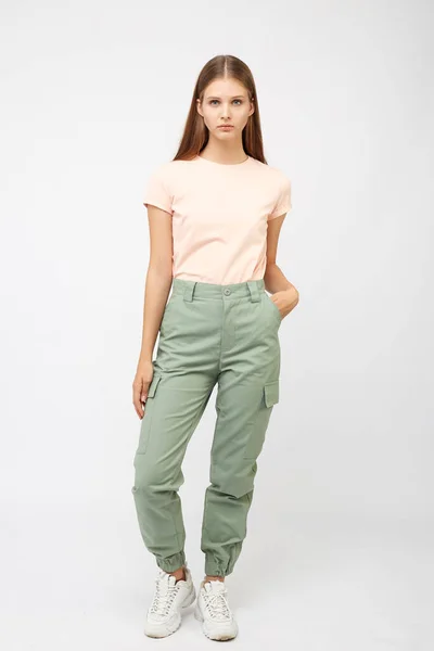 Chica Pantalones Carga Beige Camiseta —  Fotos de Stock