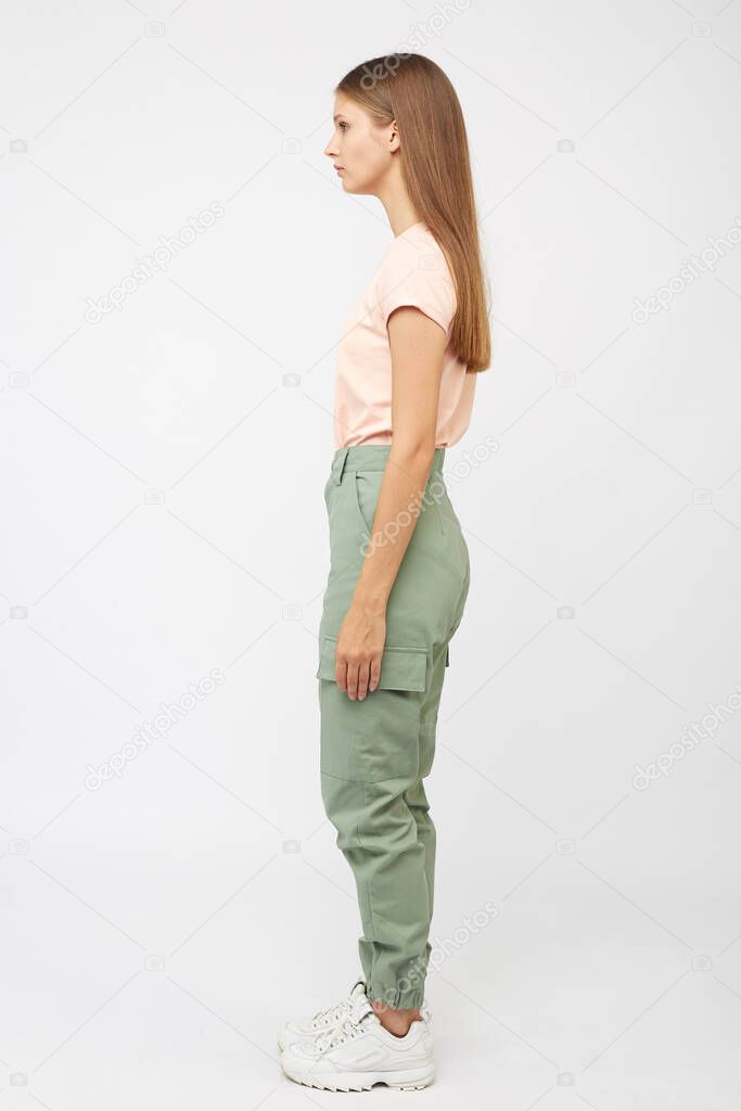Ragazza Pantaloni Cargo Beige Shirt Foto stock di foxalexey 570297490