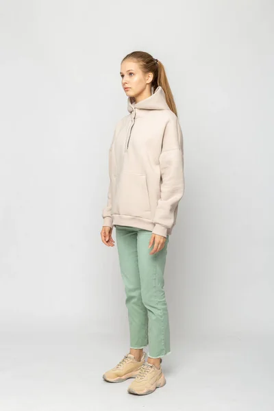 Flicka Grön Cargobyxor Och Beige Hoodie Isolerad Vitt — Stockfoto