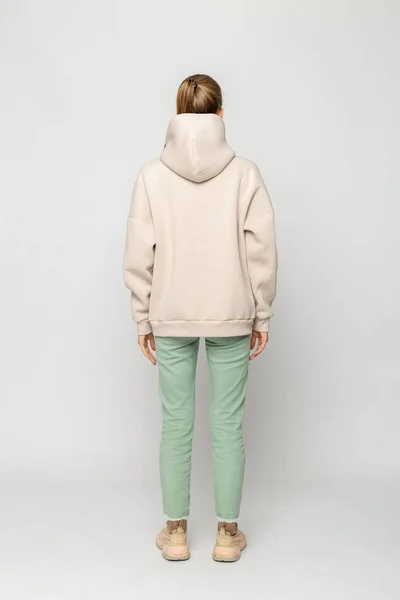 Meisje Groene Cargo Broek Beige Hoodie Geïsoleerd Wit — Stockfoto