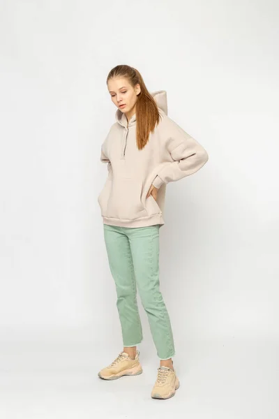 Flicka Grön Cargobyxor Och Beige Hoodie Isolerad Vitt — Stockfoto