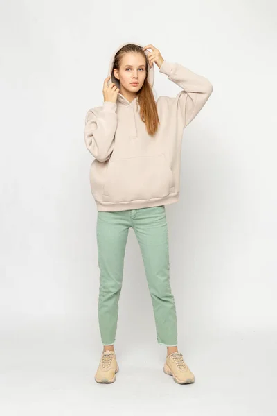 Flicka Grön Cargobyxor Och Beige Hoodie Isolerad Vitt — Stockfoto