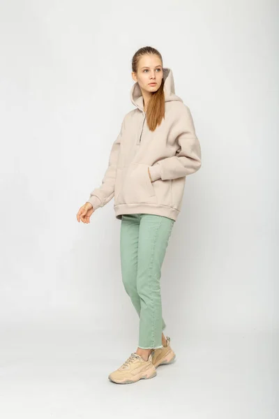 Meisje Groene Cargo Broek Beige Hoodie Geïsoleerd Wit — Stockfoto