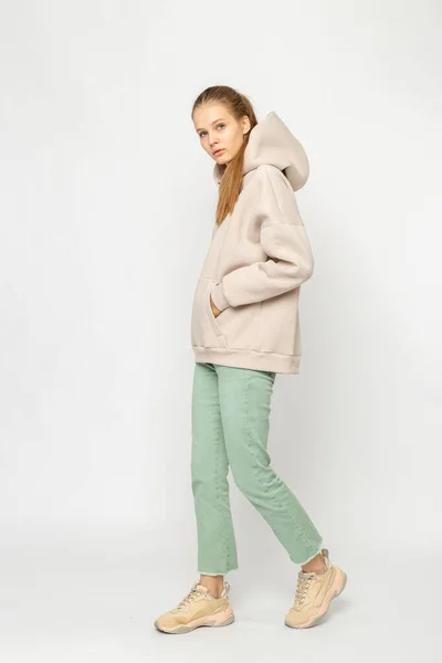 Fille Pantalon Cargo Vert Sweat Capuche Beige Isolé Sur Blanc — Photo