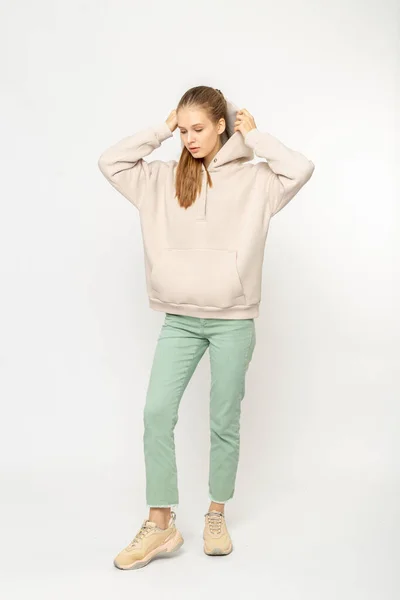 Dívka Zelených Kalhotách Béžová Mikina Izolované Bílém — Stock fotografie