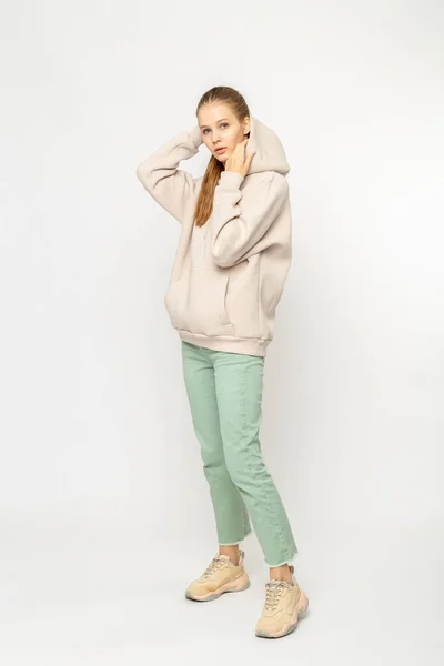 Dziewczyna Zielonych Spodniach Cargo Beżowej Bluzie Izolowane Białym — Zdjęcie stockowe