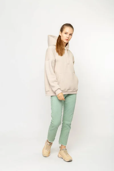 女の子で緑の貨物パンツとベージュパーカー隔離上の白 — ストック写真