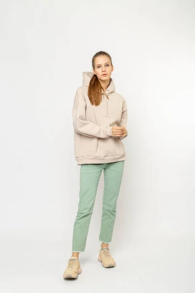 Flicka Grön Cargobyxor Och Beige Hoodie Isolerad Vitt — Stockfoto