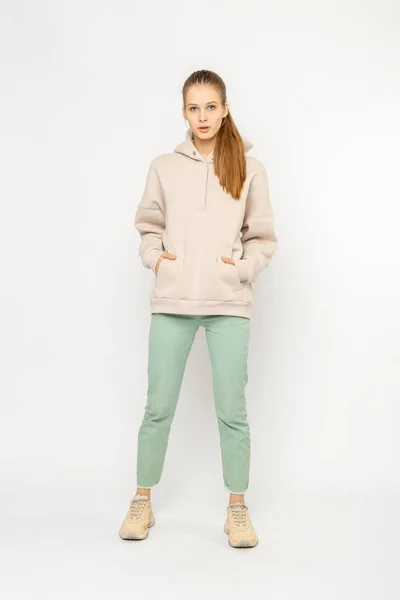 Dziewczyna Zielonych Spodniach Cargo Beżowej Bluzie Izolowane Białym — Zdjęcie stockowe