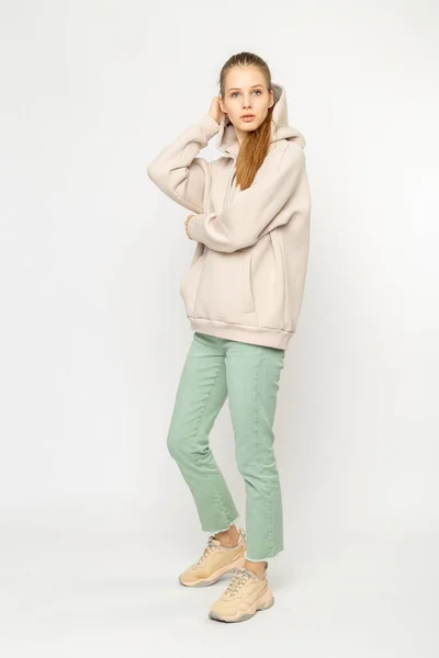Chica Pantalones Carga Verde Sudadera Con Capucha Beige Aislada Blanco —  Fotos de Stock