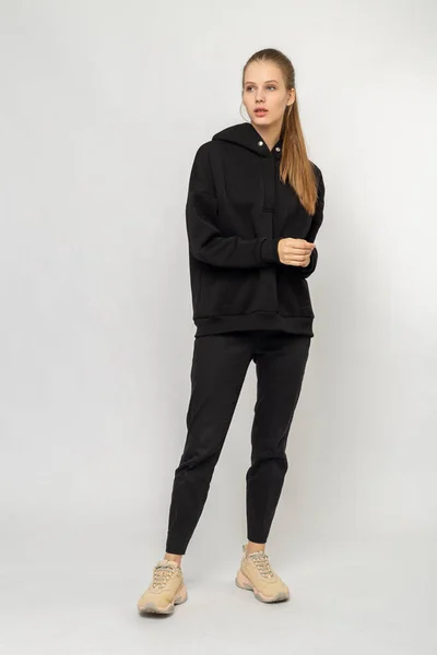 Meisje Zwarte Cargo Broek Zwarte Hoodie Geïsoleerd Wit — Stockfoto