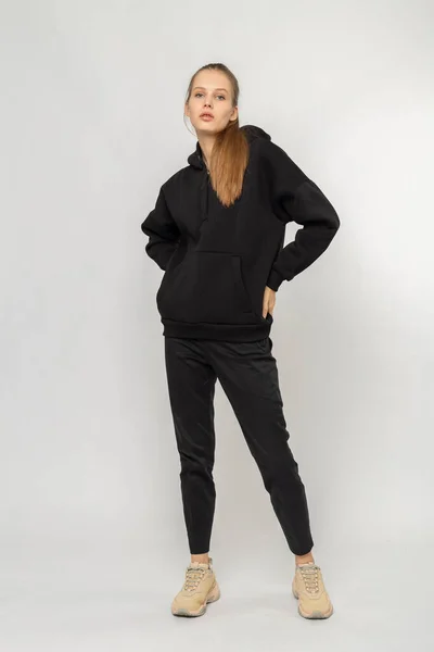 Meisje Zwarte Cargo Broek Zwarte Hoodie Geïsoleerd Wit — Stockfoto