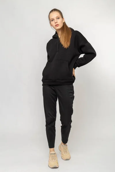 Meisje Zwarte Cargo Broek Zwarte Hoodie Geïsoleerd Wit — Stockfoto