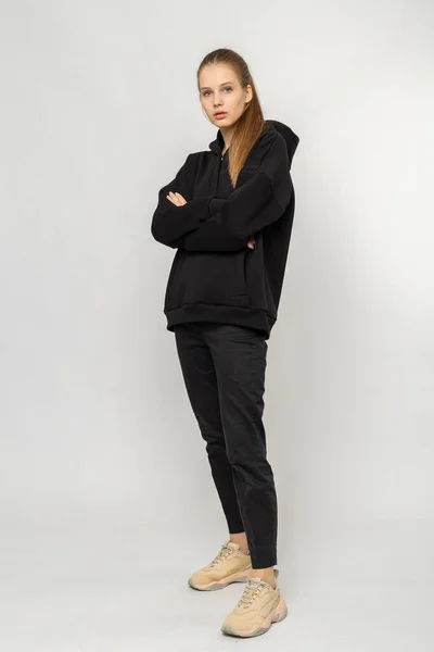 Meisje Zwarte Cargo Broek Zwarte Hoodie Geïsoleerd Wit — Stockfoto