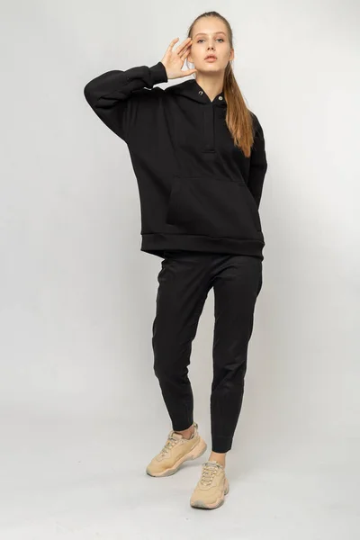 Meisje Zwarte Cargo Broek Zwarte Hoodie Geïsoleerd Wit — Stockfoto