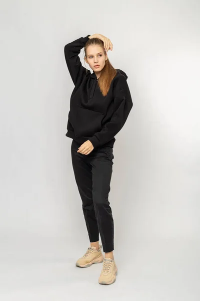 Meisje Zwarte Cargo Broek Zwarte Hoodie Geïsoleerd Wit — Stockfoto