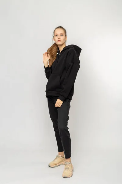 Meisje Zwarte Cargo Broek Zwarte Hoodie Geïsoleerd Wit — Stockfoto