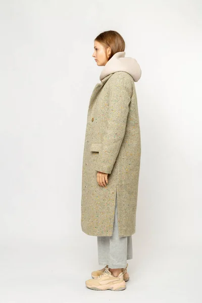 바탕에 고립된 베이지 코트를 — 스톡 사진
