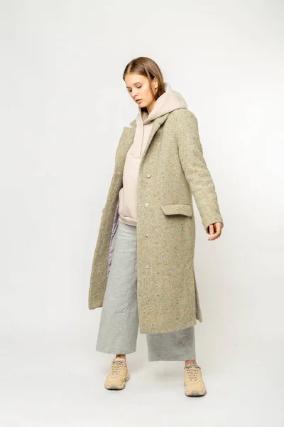 Dívka Béžovém Kabátu Izolované Bílém Pozadí — Stock fotografie