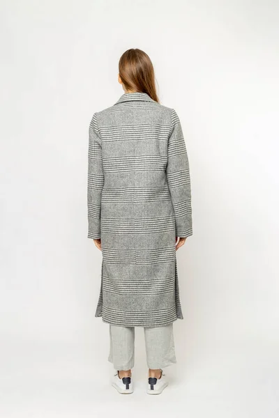 白い背景に隔離された灰色のコートの女の子 — ストック写真
