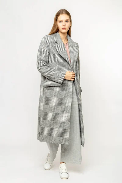 白い背景に隔離された灰色のコートの女の子 — ストック写真
