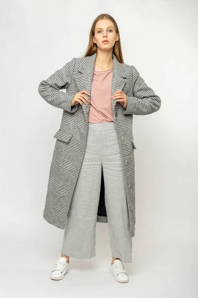 Ragazza Cappotto Grigio Isolato Sfondo Bianco — Foto Stock