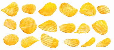 Sıralanmış patates cipsleri beyaz arka planda izole edilmiş kırpma yolu, koleksiyon