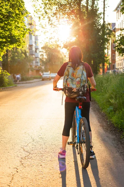 Kırsal bir yolda bisikletli genç bir bayan.