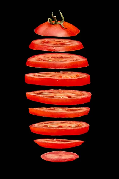 Des Tranches Tomate Lévitent Dans Air Isolé Sur Fond Noir — Photo