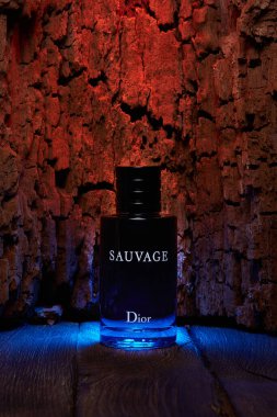 Kyiv, Ukrayna - 22 Haziran 2022: Sauvage Dior erkek parfümünün stüdyo ürünü imajı, şirket ilk olarak Aralık 1946 'da kuruldu..