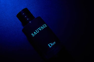Kyiv, Ukrayna - 22 Haziran 2022: Sauvage Dior erkek parfümünün stüdyo ürünü imajı, şirket ilk olarak Aralık 1946 'da kuruldu..