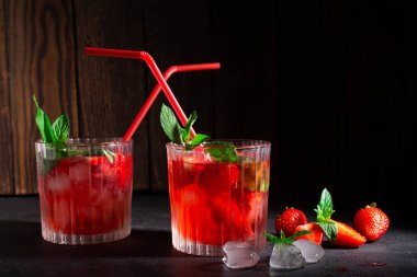 Soğuk yaz çilekli mojito, margarita, daiquiri.