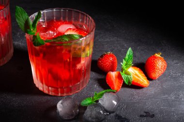 Soğuk yaz çilekli mojito, margarita, daiquiri.