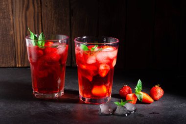 Soğuk yaz çilekli mojito, margarita, daiquiri.