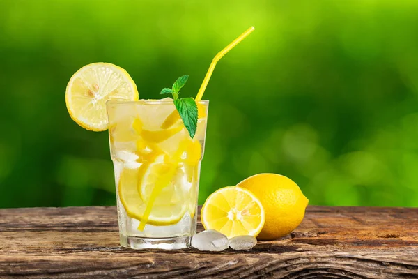 Természetes Limonádé Mentával Friss Gyümölcsökkel Asztalon — Stock Fotó