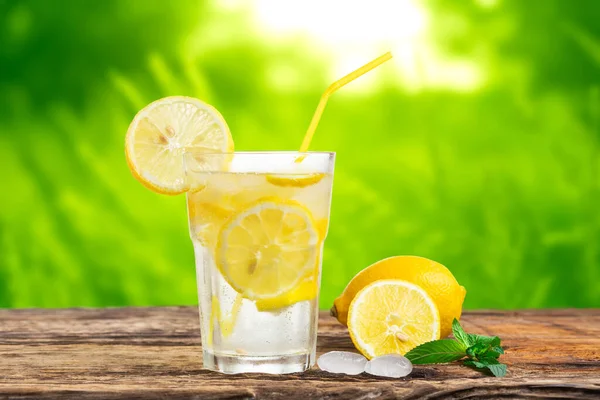 Természetes Limonádé Mentával Friss Gyümölcsökkel Asztalon — Stock Fotó