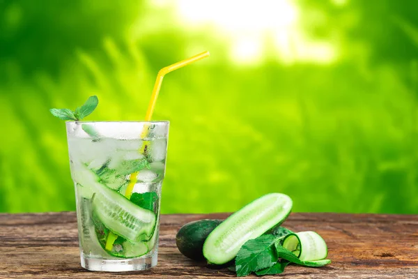 Erfrischungsgetränk Mit Gurke Und Minze Glas Mit Strohhalm Neben Eiswürfeln — Stockfoto