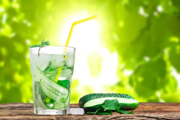 Освежающий Напиток Огурцом Мятой Стакане Соломой Рядом Кубиками Льда Зеленом — стоковое фото