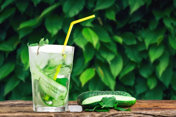 Δροσιστικό Ποτό Αγγούρι Και Δυόσμο Ποτήρι Καλαμάκι Δίπλα Παγάκια Πράσινο — Φωτογραφία Αρχείου