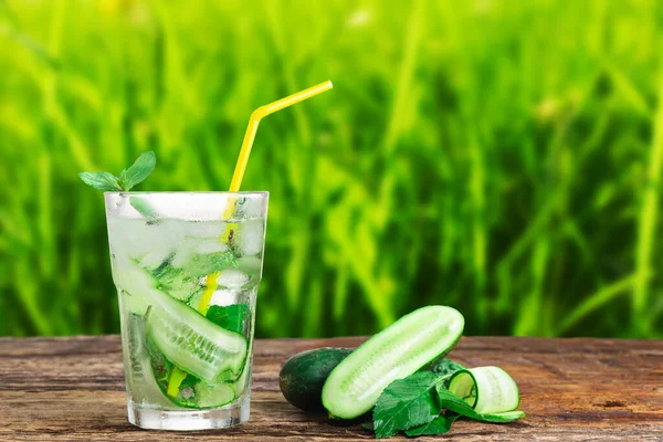 Bebida Refrescante Com Pepino Hortelã Copo Com Uma Palha Lado — Fotografia de Stock