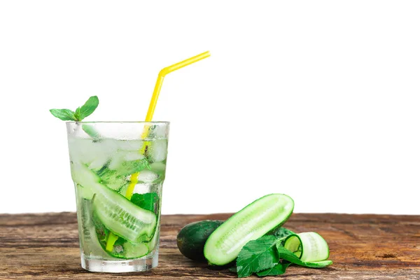 Δροσιστικό Ποτό Αγγούρι Και Δυόσμο Ποτήρι Καλαμάκι Δίπλα Παγάκια Πράσινο — Φωτογραφία Αρχείου
