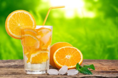 Nane ve taze portakallı doğal limonata..