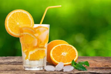 Nane ve taze portakallı doğal limonata..